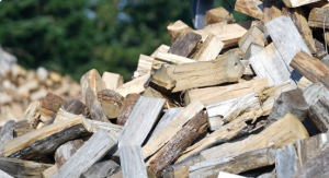 piles de bois de chêne découpé, bois de chauffage